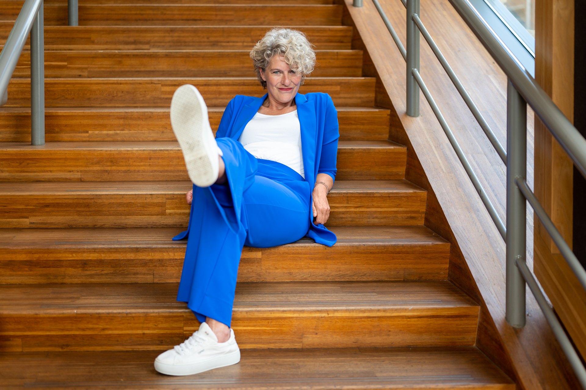 Paulien Knol liggend op een trap